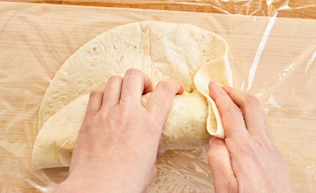 トルティーヤを巻いている様子