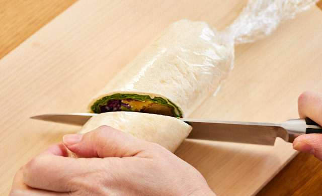 トルティーヤを切っている様子