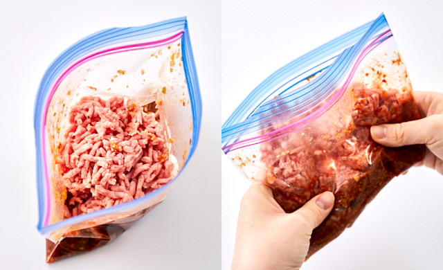 挽き肉を手で揉んでいる写真