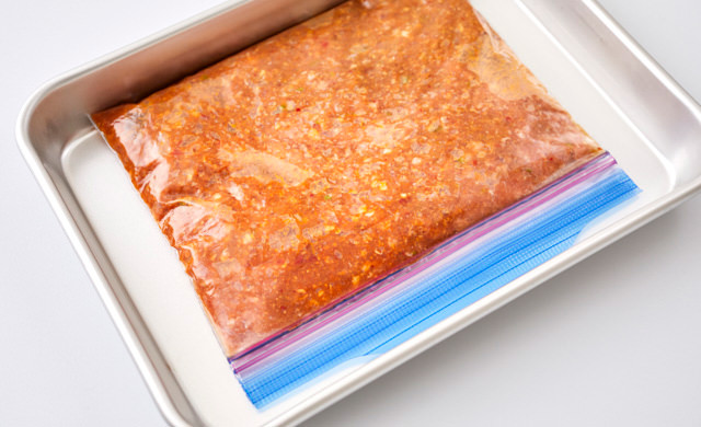 冷凍用保存袋に入れた挽き肉の下味冷凍の写真