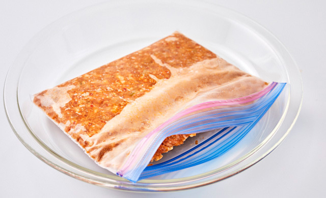 下味冷凍した挽き肉を解凍している写真