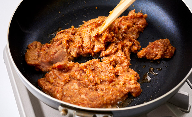 挽き肉を炒めている写真