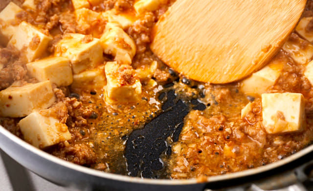 麻婆豆腐を混ぜている写真