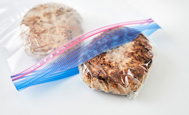 冷凍用保存袋に入ったハンバーグの写真