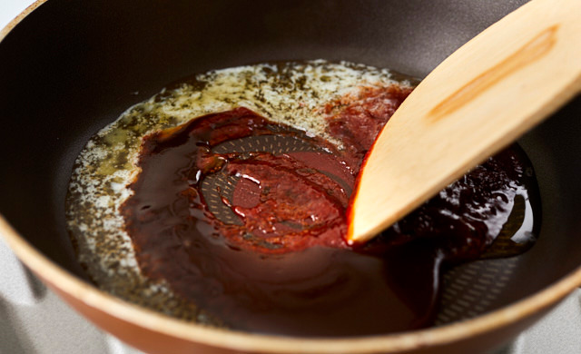 ソースを混ぜている写真