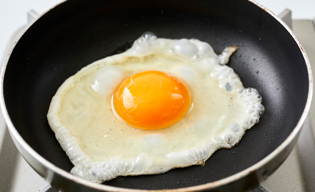 目玉焼きを焼いている写真