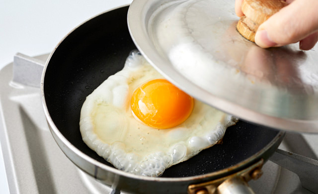 目玉焼きにふたをしている写真