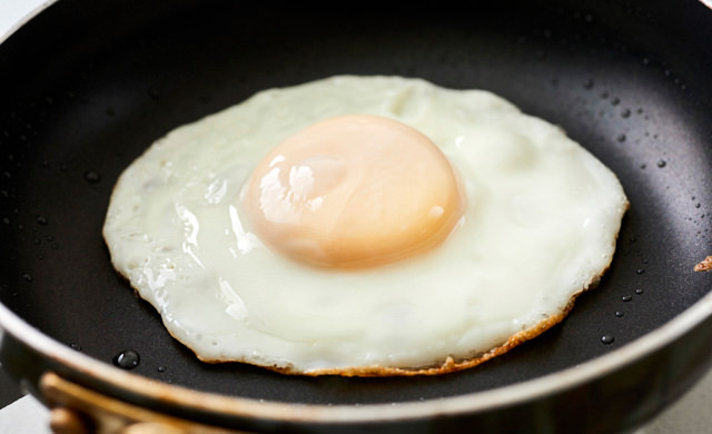 焼き上がった目玉焼きの写真