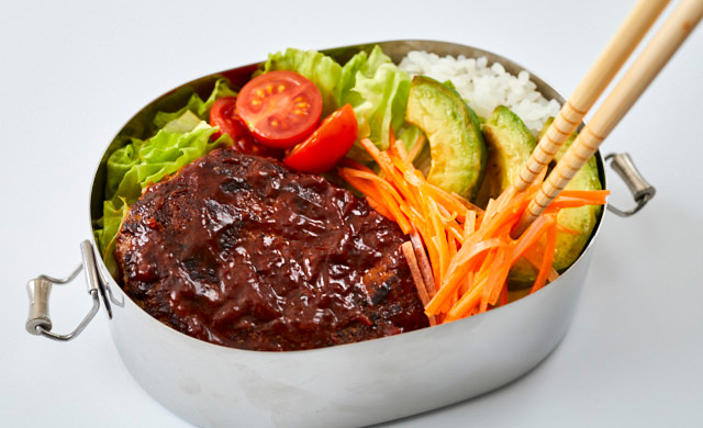 ロコモコ弁当の付け合わせを盛っている写真