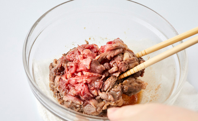 牛肉を混ぜている写真