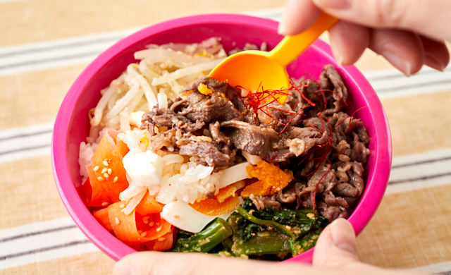 ビビンバ弁当を混ぜている写真