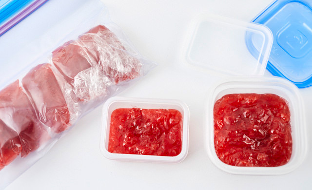 保存袋に入れたジャムと、保存容器に入れたジャムの組み合わせの写真