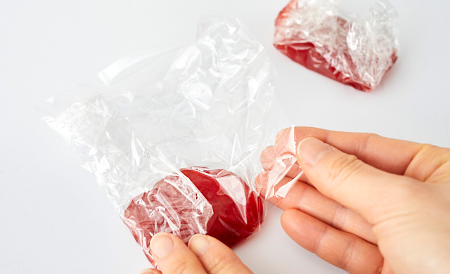 ジャムをラップで包んでいる写真