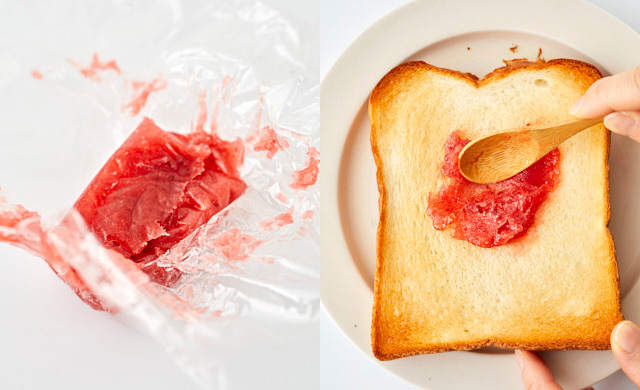 冷凍したジャムとトーストにジャムを塗っている写真