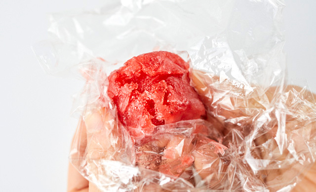 冷凍したジャムを手で曲げている写真