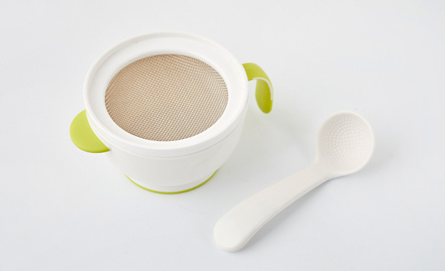 裏ごし器とスプーンの写真