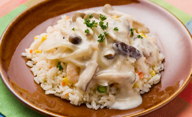 えびピラフのきのこたっぷりホワイトソースがけ