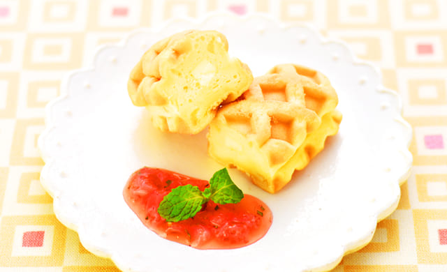 チーズワッフルのいちごミントソース