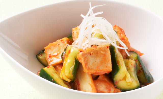 からあげチキンとたたききゅうりのキムチ和え