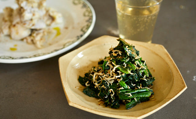 冷凍さといものマサラボールと冷凍ほうれん草とじゃこの山椒和えの写真