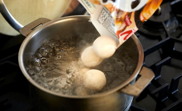 さといもをゆでて解凍しているシーン