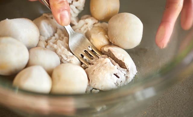 さといもをフォークで潰しているシーン