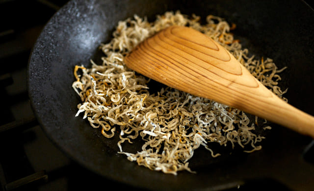ちりめんじゃこをフライパンで煎っているシーン