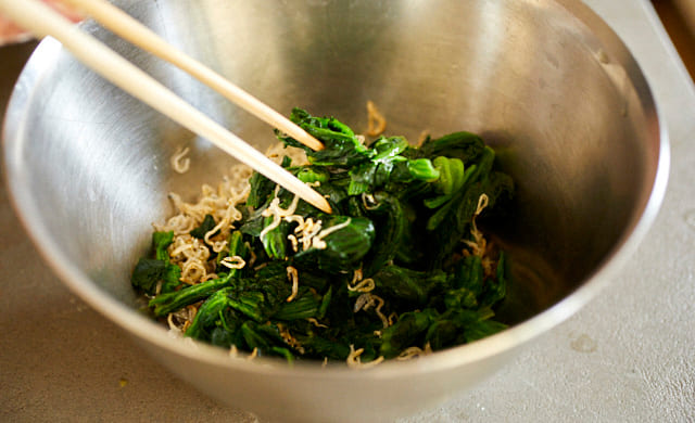 すべての材料をボウルに入れて混ぜているシーン