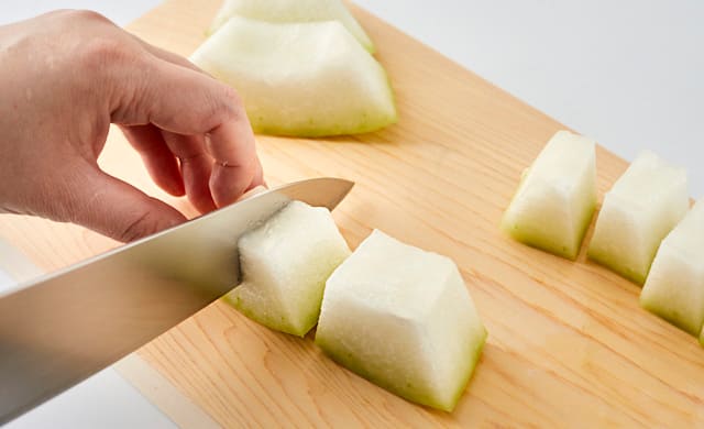 冬瓜を切っている写真