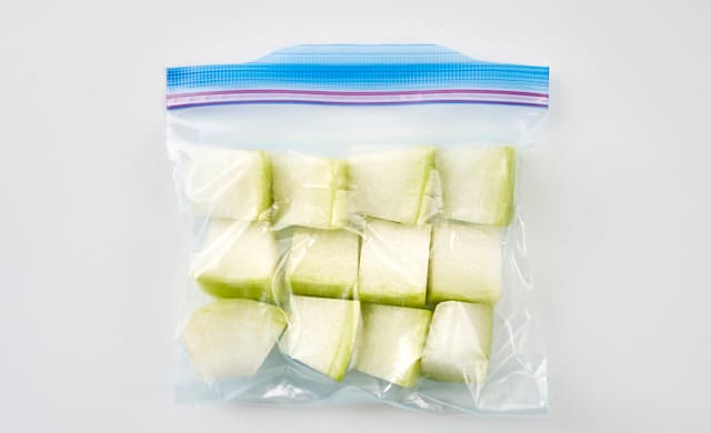 冬瓜を冷凍用保存袋に入れている写真