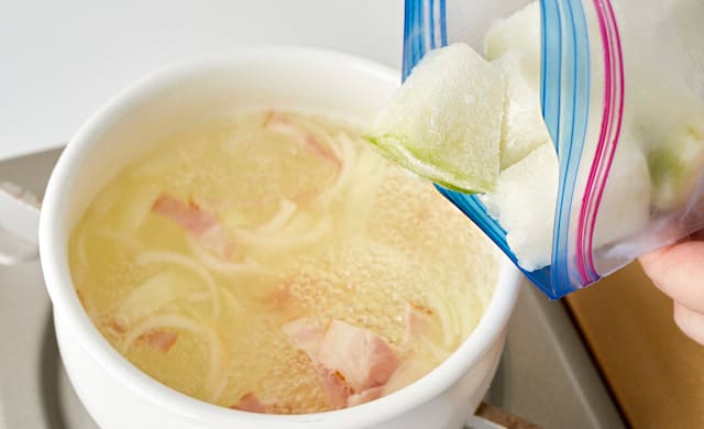 凍ったままの冬瓜をスープに加えている写真