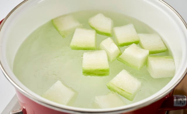 冬瓜をゆでている写真