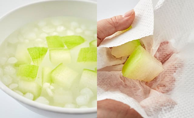 冬瓜の水気を拭いている写真
