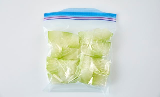 冬瓜を冷凍用保存袋に入れている写真