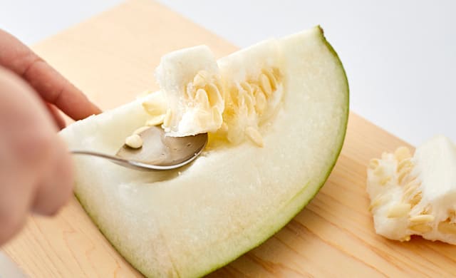 冬瓜のワタを取っている写真