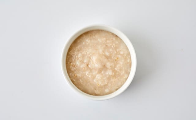 中期のオートミールがゆの写真