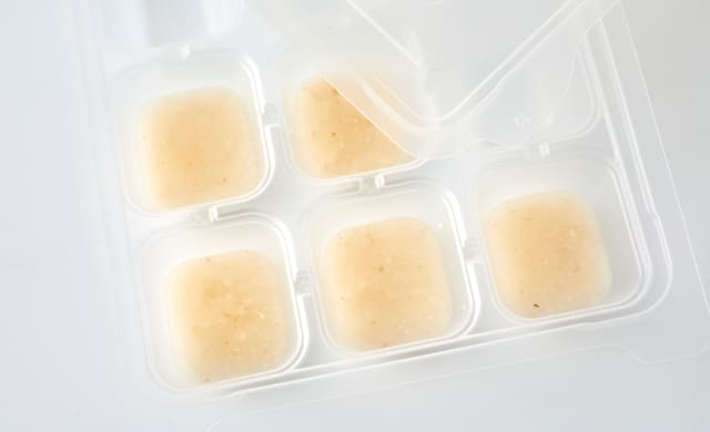 初期のオートミールがゆを入れた製氷皿の写真