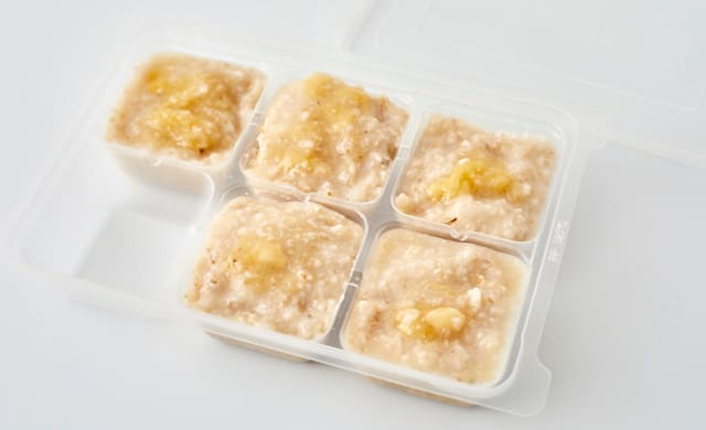 オートミールのバナナがゆを入れた製氷皿の写真