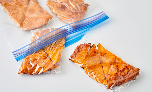 かぼちゃ入りオートミールパンケーキを冷凍用保存袋に入れた写真