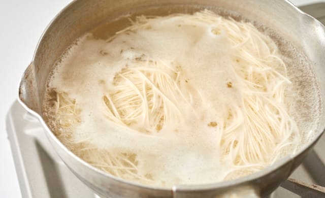 そうめんをゆでている写真