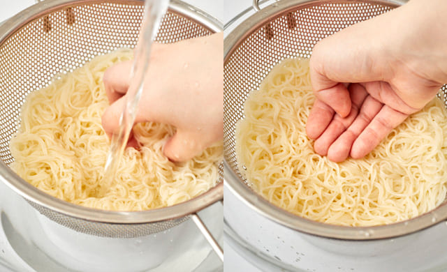そうめんを洗っている写真