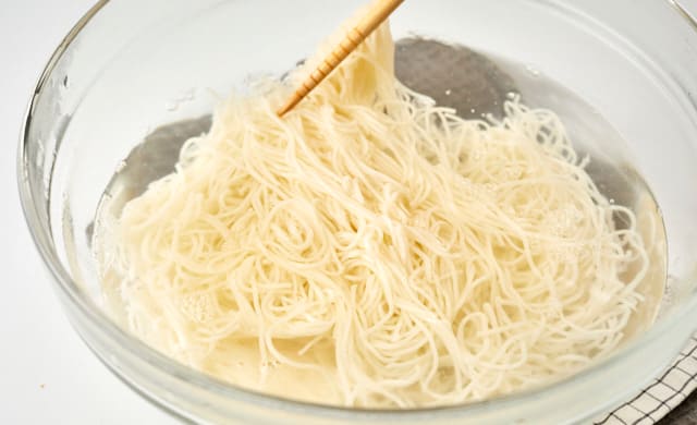 冷凍したそうめんを解凍している写真