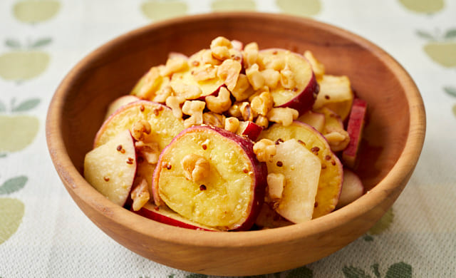 さつまいもとりんごのサラダの写真