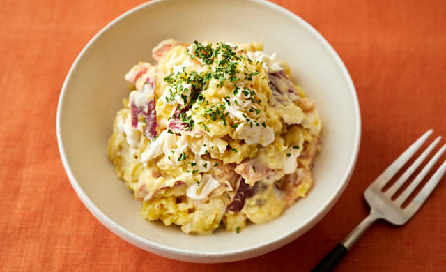 さつまいもとベーコンのサラダの写真