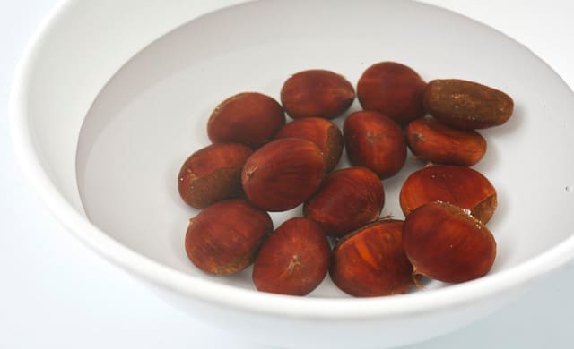 栗を水につけている写真