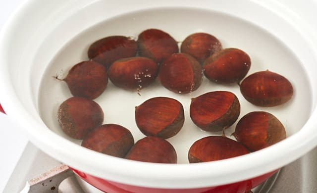 鍋に栗を入れている写真