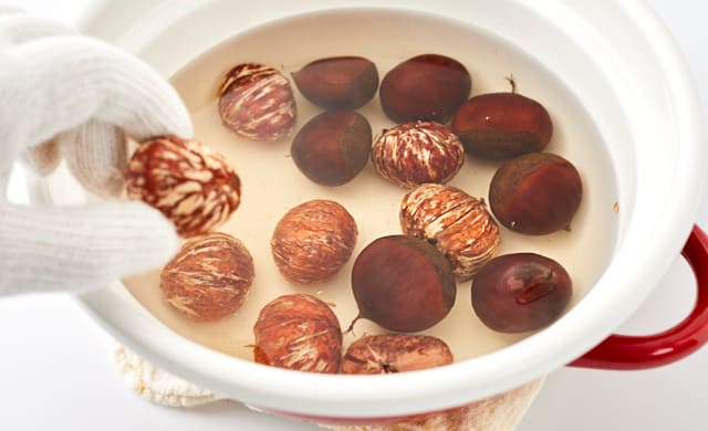 栗を熱湯に戻している写真
