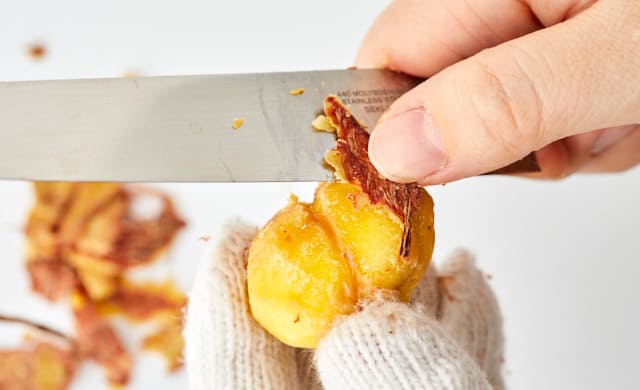 渋皮をむいている写真