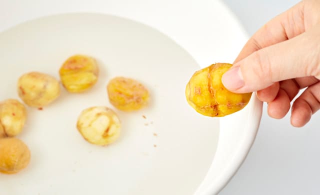 栗を水につけている写真