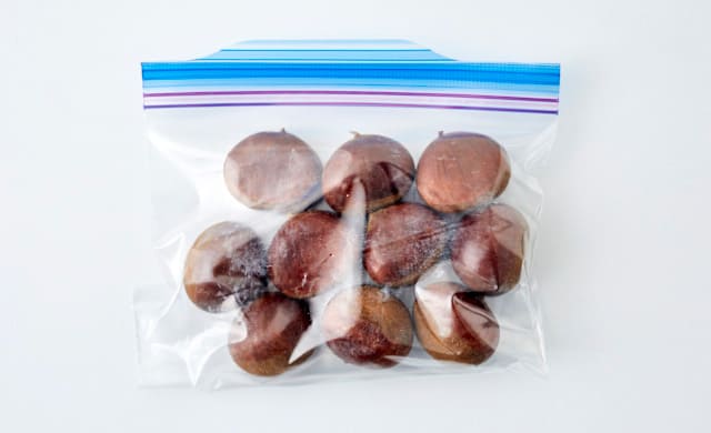 冷凍用保存袋に入れた栗